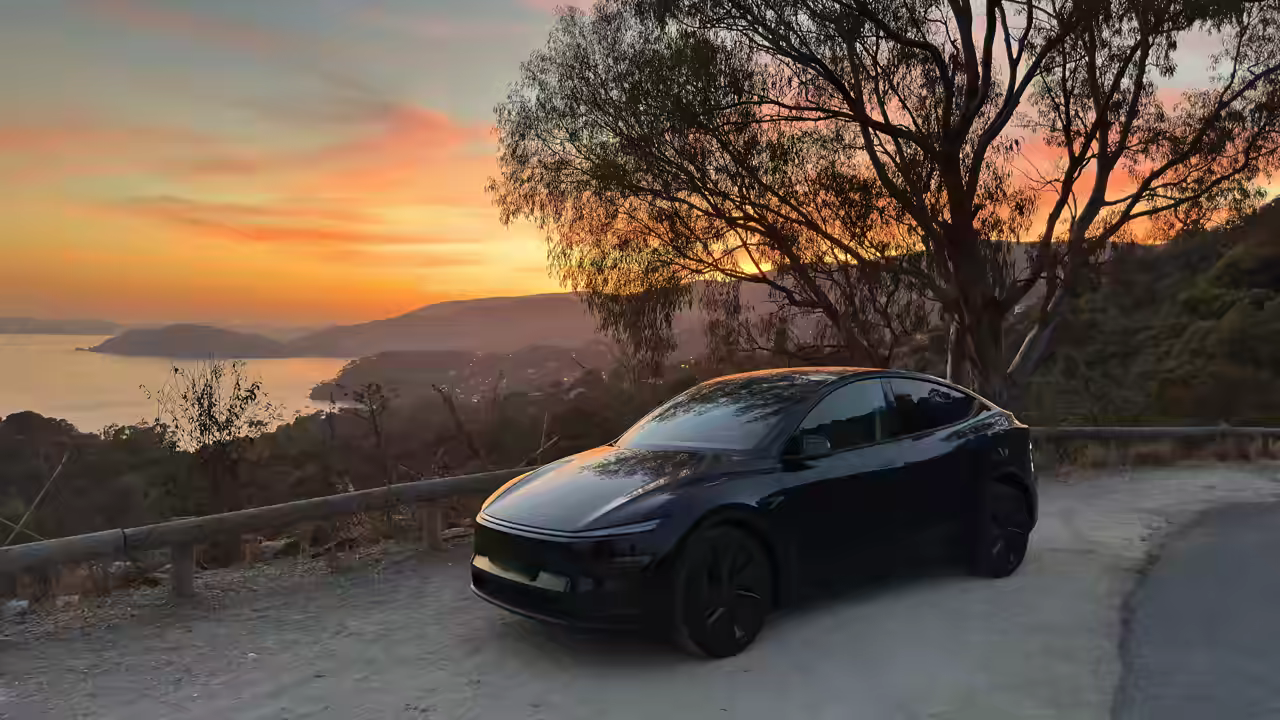 Tesla Model Y de Sébastien au coucher du soleil Tesla Model Y de Sébastien devant un coucher de soleil