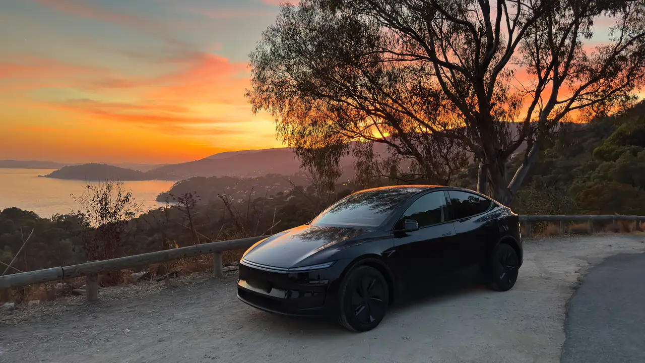 Tesla Model Y de Sébastien devant un coucher de soleil
